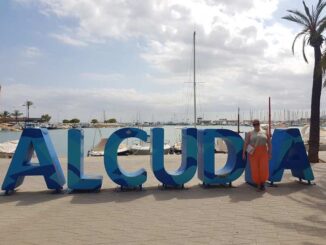 port-alcudia-buchstaben-im-hafen