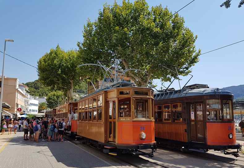 soller-bahn-in-port-de-soller