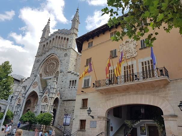 soller-mallorca-kirche-rathaus