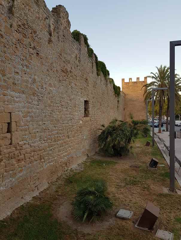 stadtmauer-alcudia-mallorca