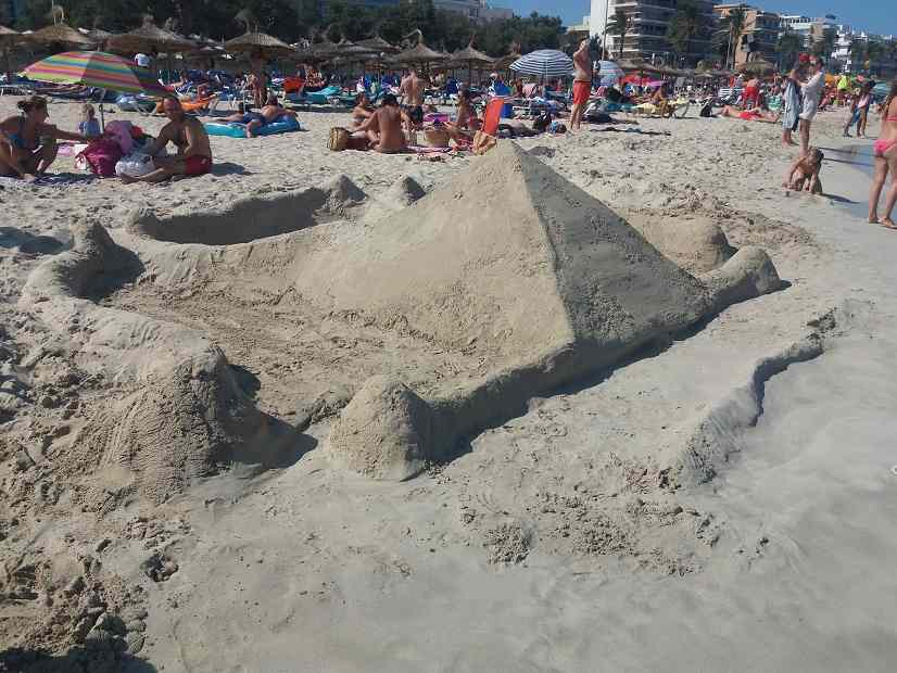 mallorca-strand-sandburgen-bauen